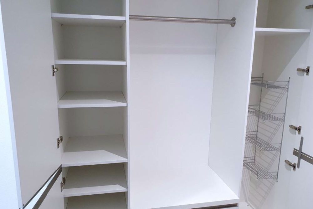 moderne 3.5-Zimmerwohnung mit Sitzplatz - Schrank