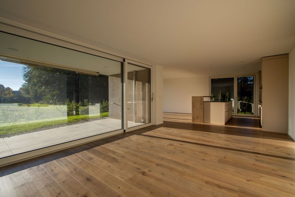 Traumhafte 4.5-Zimmer Neubauwohnung in unmittelbarer Seenähe - Wohnzimmer