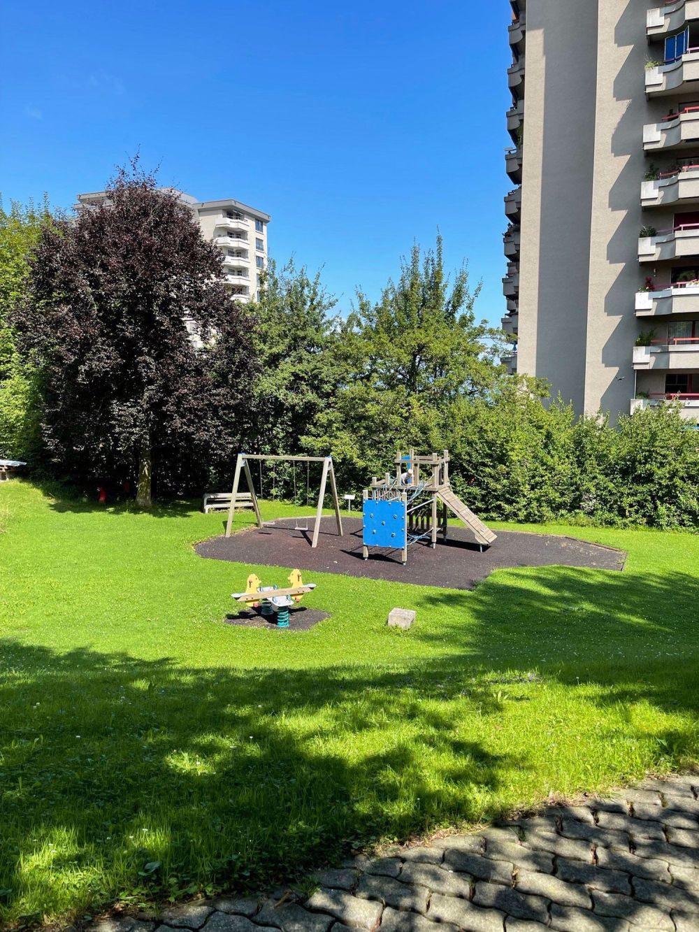 Einziehen und geniessen - Wohnen wo andere Ferien machen mit Weitblick und Balkon - Spielplatz