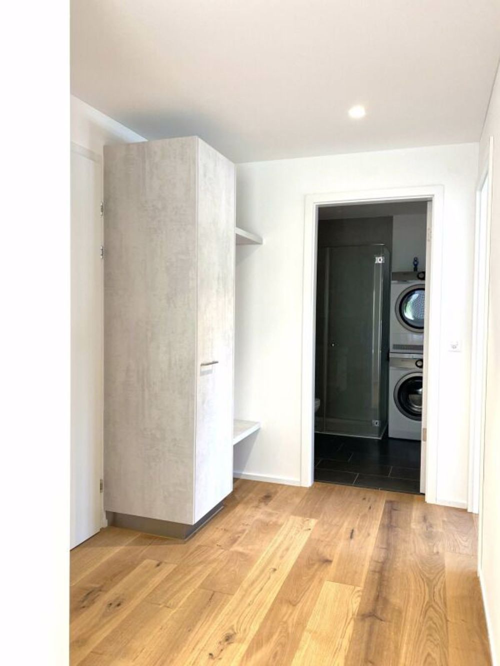 Moderne Gartenwohnung im Grünen - Einbaugarderobe