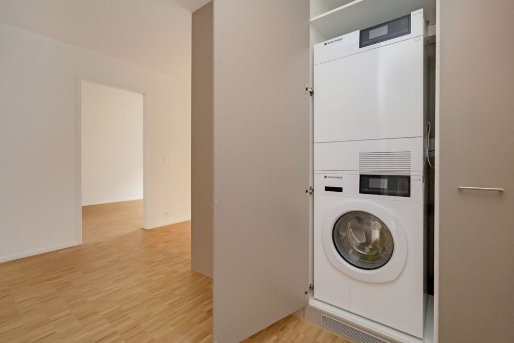 Moderne Wohnung in Bahnhofsnähe - Waschturm im Korridor