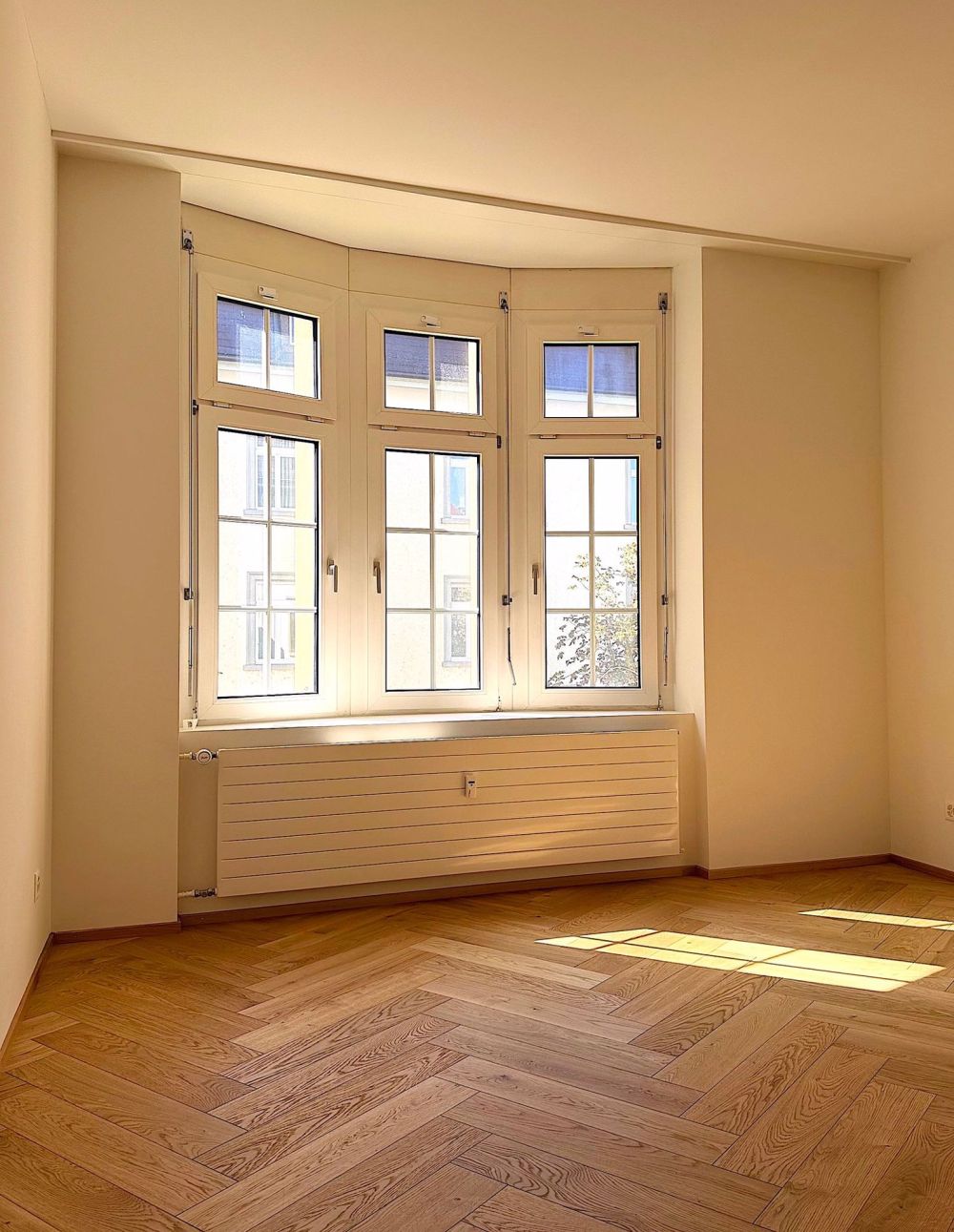 Moderne 5.5 Zimmer Etagenwohnung zentral gelegen - Bild 3