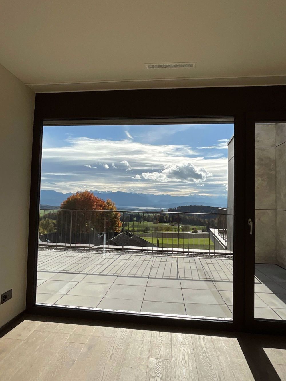 Atemberaubende Aussicht: NEUBAU 3.5-Zimmer-Attika-Wohnung mit 2 Terrassen - Bild 9