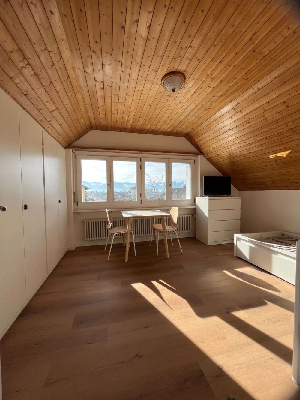 Im schönen Rüti - Ein Dachzimmer warte nur auf Sie - Bild 2