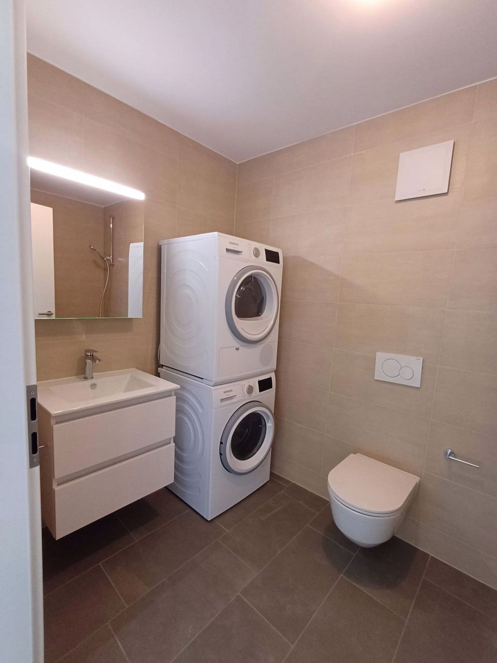 Neue 2½-Zimmer-Wohnungen von etwa 62 m² mit: - Eingang mit Einbauschränken - Gut ausgestattete offene Küche - Helles Wohnzimmer mit Zugang zum Balkon - Schlafzimmer - Badezimmer/WC mit Waschmaschine - Balkon - Bild 3