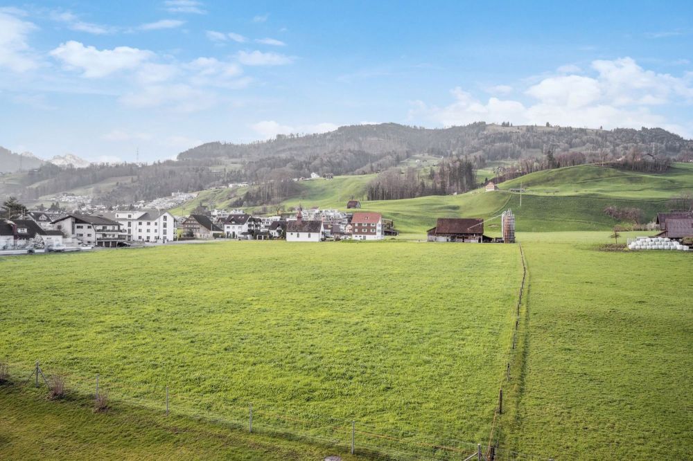 Helle, frisch sanierte 4.5-Zimmer-Wohnung mit traumhafter Weitsicht ins Grüne und in die Berge - Bild 8