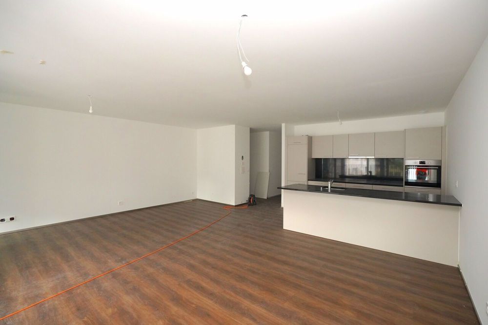 APPARTEMENT 3.5 PIÈCES DE 119M2 NEUF À LOUER À SIERRE - Cuisine ouverte sur le séjour avec îlot central