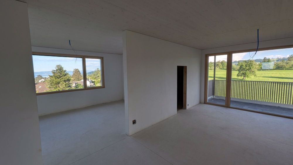Neubau 5.5-Zimmer-Wohnung - Wohnzimmer mit 2 gr. Abstellräumen