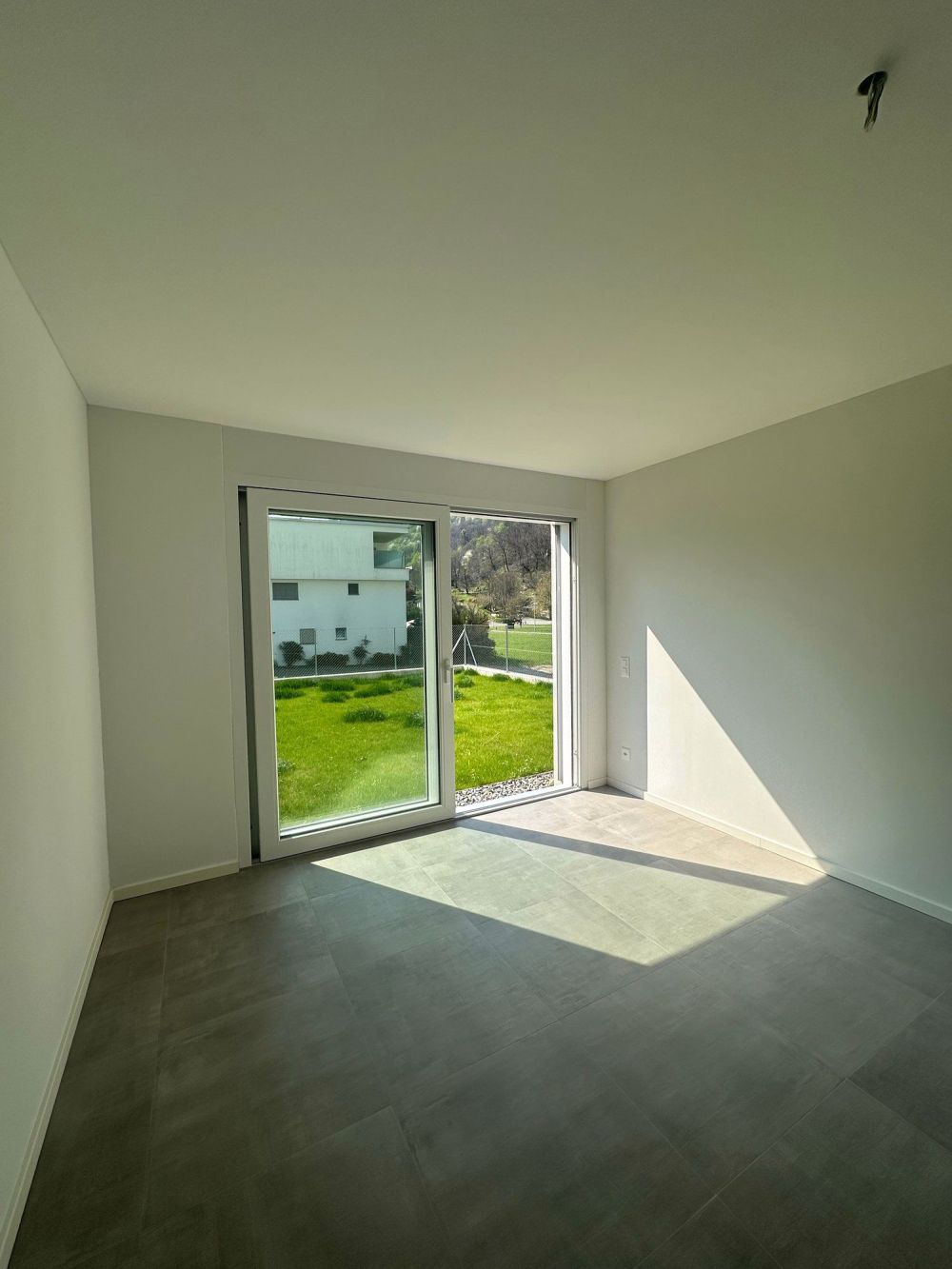 Appartamento 2.5 Camere con ampio giardino - Bild 3