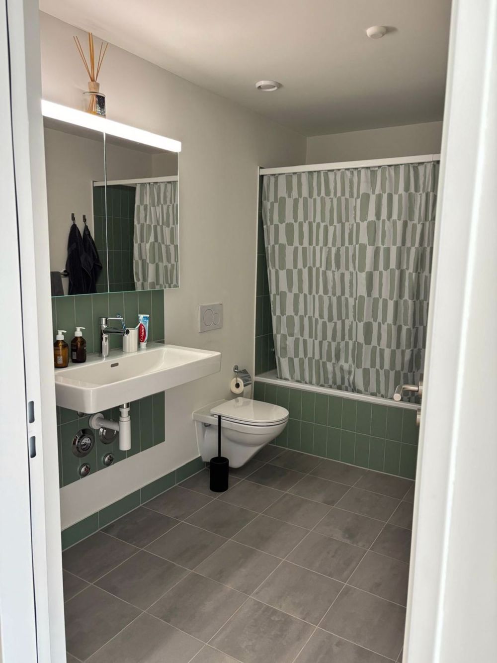WG-Zimmer für Wochenaufenthalter/in - Bad