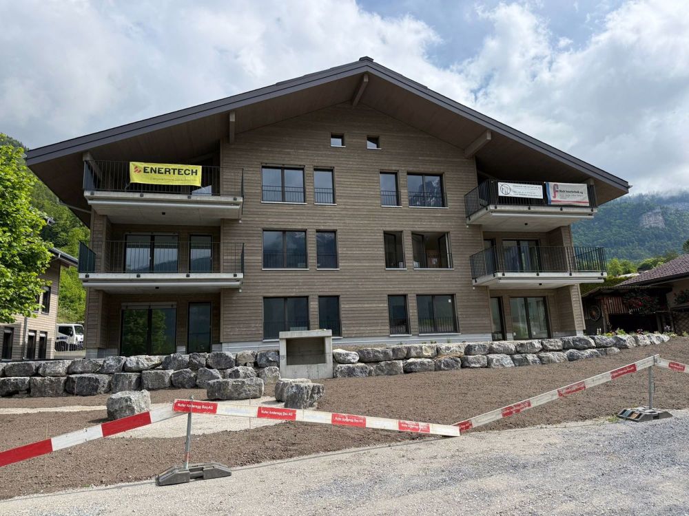 Erstvermietung: Moderne 3.5-Zimmer-Wohnung mit grosser Terrasse in Hofstetten b. Brienz - Bild 1