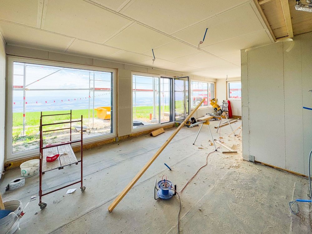Neue 5.5-Zimmer-Wohnung im Erdgeschoss mit 1 Terrasse und 2 Gärten - Séjour - Cuisine