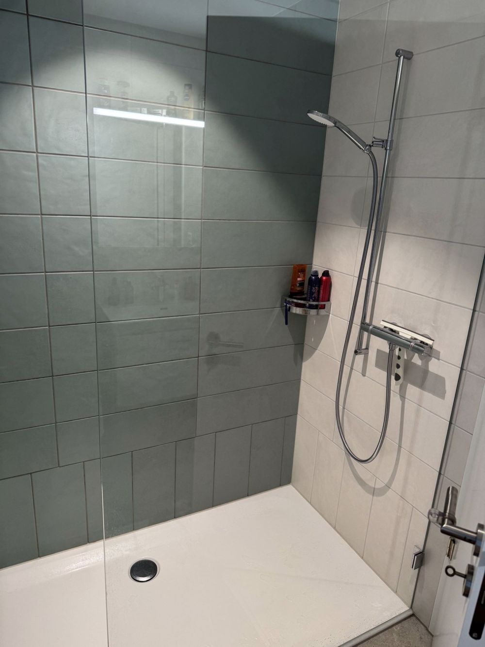 Moderne 2.5-Zimmer-Wohnung mit zwei Balkonen 2 Gehminuten vom Bahnhof Dübendorf entfernt - Bild 4