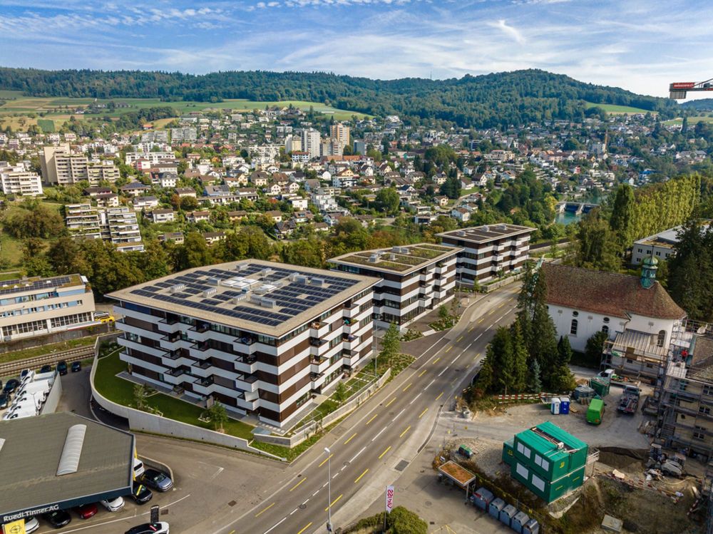 Zweitbezug 2.5-Zimmerwohnung mit Balkon - Drohnenaufnahme