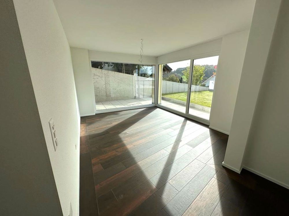 Exklusive 4.5 Zimmer-Parterre-Wohnung im Eigentumsstandard mit über 200m² Aussenbereich zu vermieten - Bild 9
