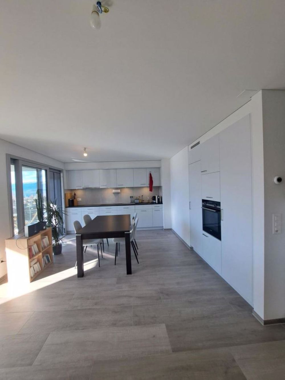 Cheyres Wohnung mit 3 1/2 Zimmern und großem Balkon mit Seeblick - Bild 3