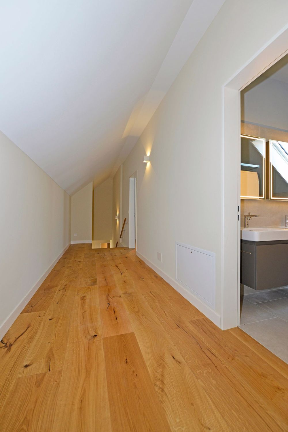 Hochwertige 3.5 Zimmer-Maisonette-Dachwohnung (100m²+) in Bassersdorf - Korridor Dachgeschoss