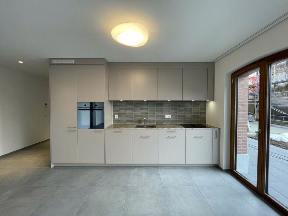 Hell und grosszügig mit Aussensitzplatz - Bild 1