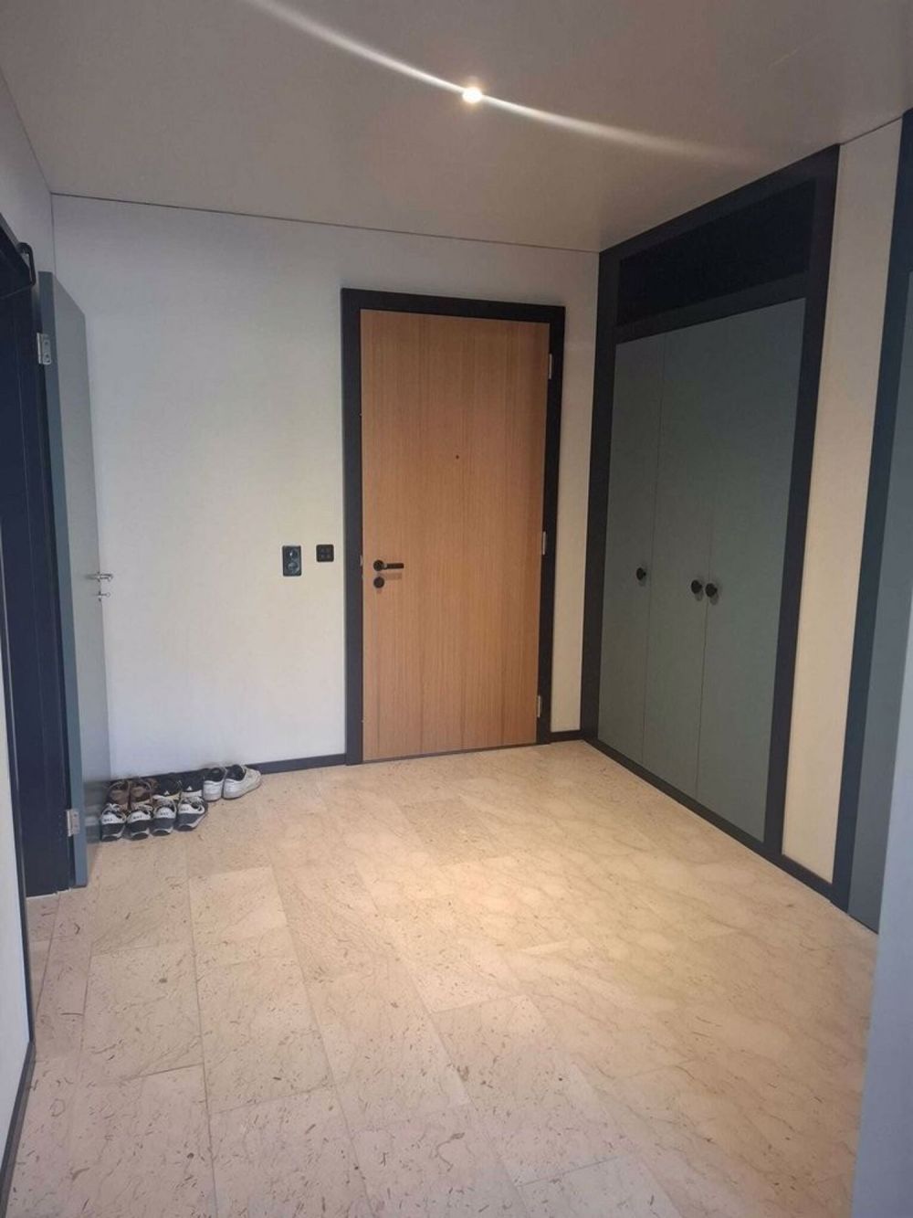 Moderne 2.5-Zimmer-Wohnung an zentraler Lage in Kloten - Eingangsbereich.jpg