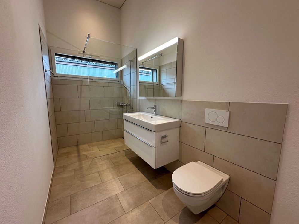 moderne 2.5- Zimmerwohnung im Erdgeschoss - Badzimmer