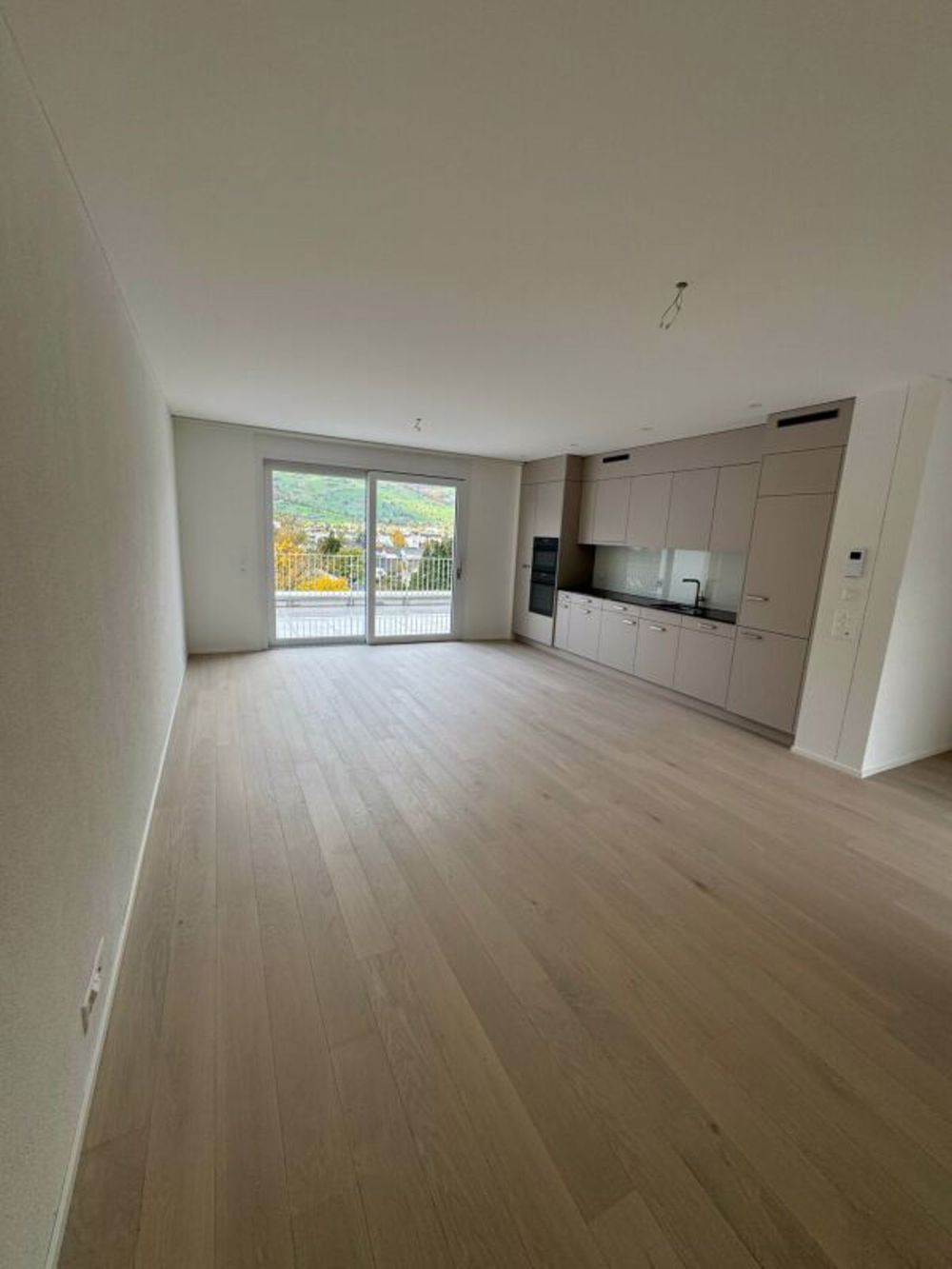 Erstvermietung: hochwertige 3.5-Zimmer-Attikawohnung mit Schloss- & Bergsicht - Bild 3