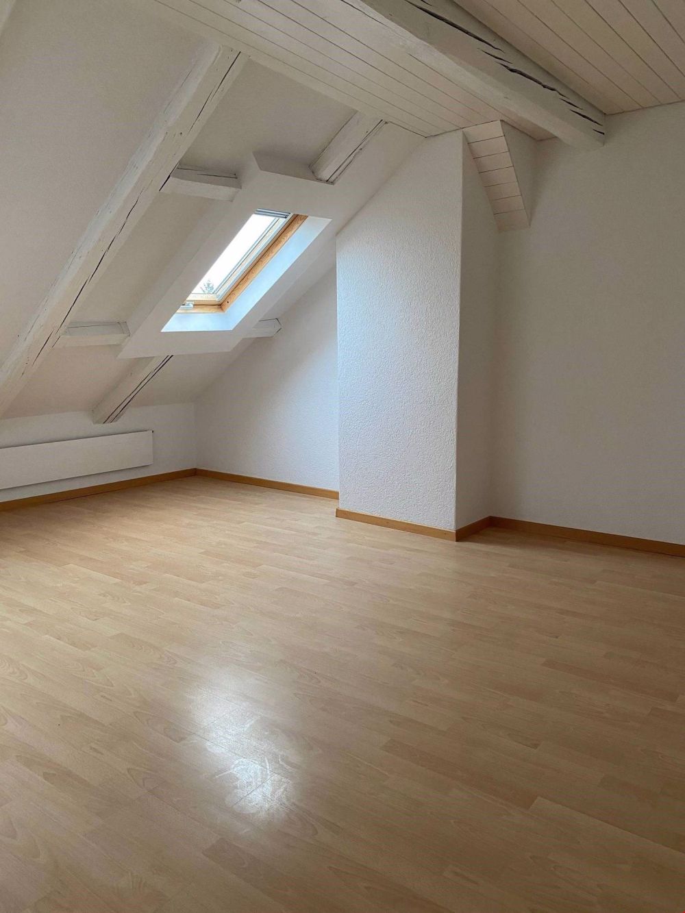 Charmante 3 Zimmer Dachgeschosswohnung im Dorfkern von Nidau - Bild 7