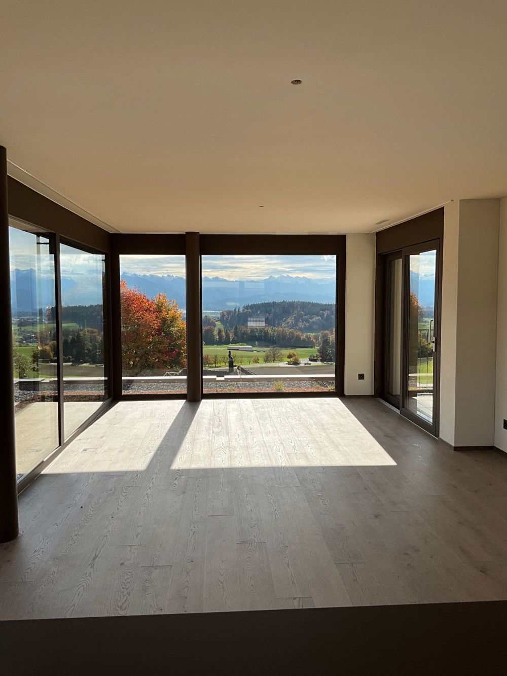 Atemberaubende Aussicht: NEUBAU 3.5-Zimmer-Attika-Wohnung mit 2 Terrassen - Bild 6