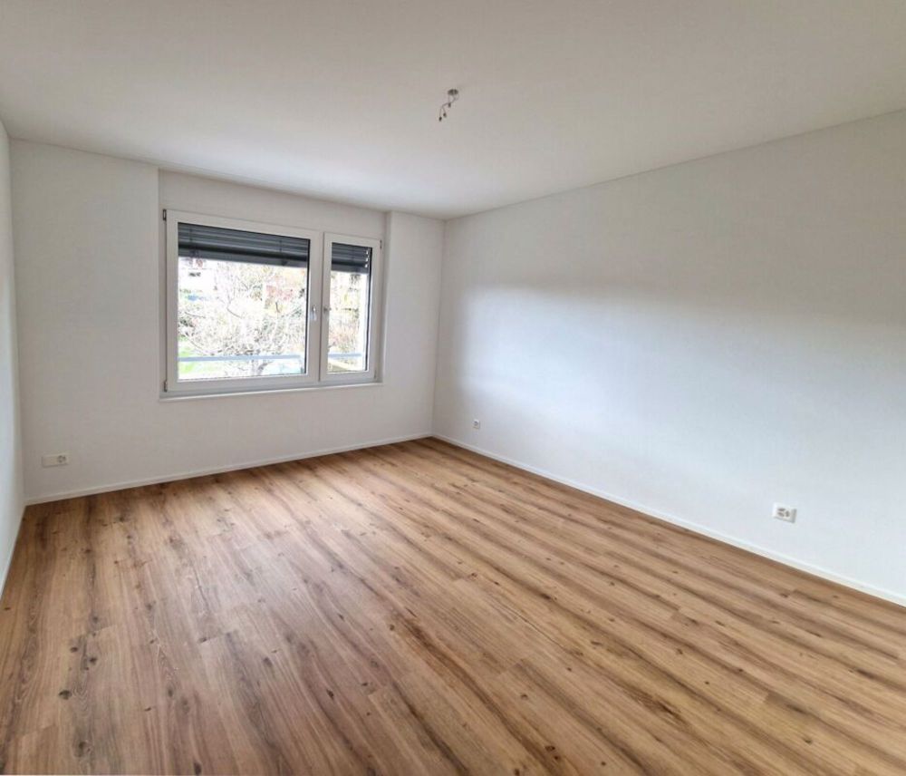 Moderne 2.5 Zimmerwohnung mit schönem Sitzplatz - Zimmer