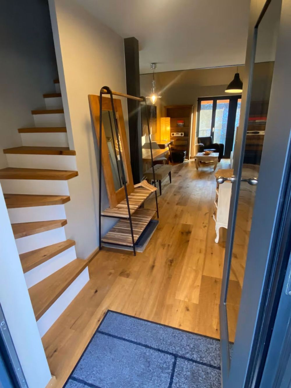 Möblierte 2.5-Zimmer-Wohnung mit Flussblick / Fully Furnished 2.5-Room Apartment with River View - Eingang / Entrance