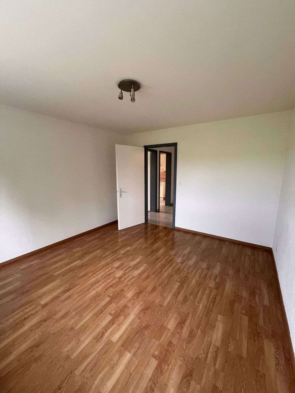 Spacieux 4.5 pièces à louer dans un cadre paisible et verdoyant à Villaraboud | dreamo.ch - Bild 4