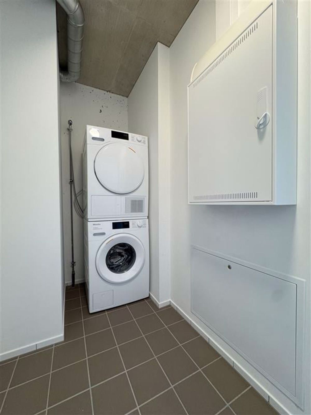 Moderne 2.5-Zimmer-Wohnung in Rudolfstetten mit Panoramablick - Bild 7