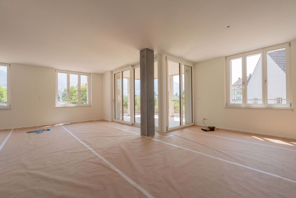Stilvolle 2.5-Zimmer-Neubauwohnung mit Komfort und Aussicht - Wohnzimmer