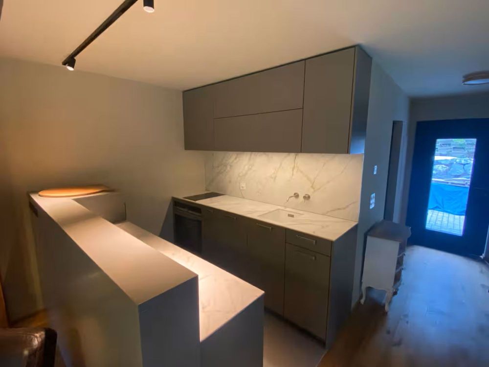 Möblierte 2.5-Zimmer-Wohnung mit Flussblick / Fully Furnished 2.5-Room Apartment with River View - Küche / Kitchen