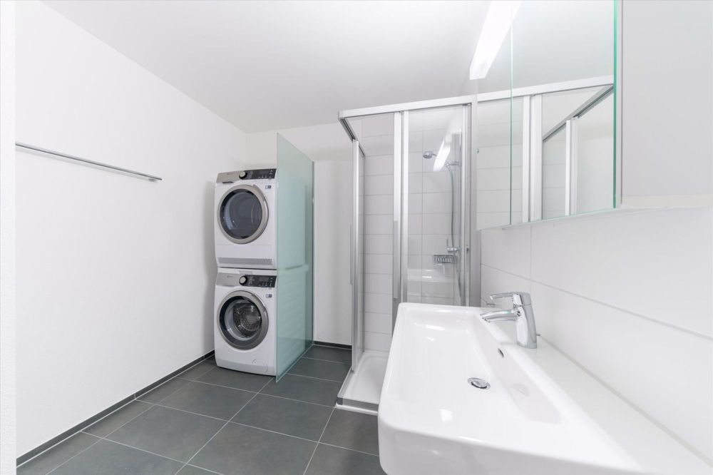Topmoderne Wohnung direkt beim Bahnhof Suhr - Bad
