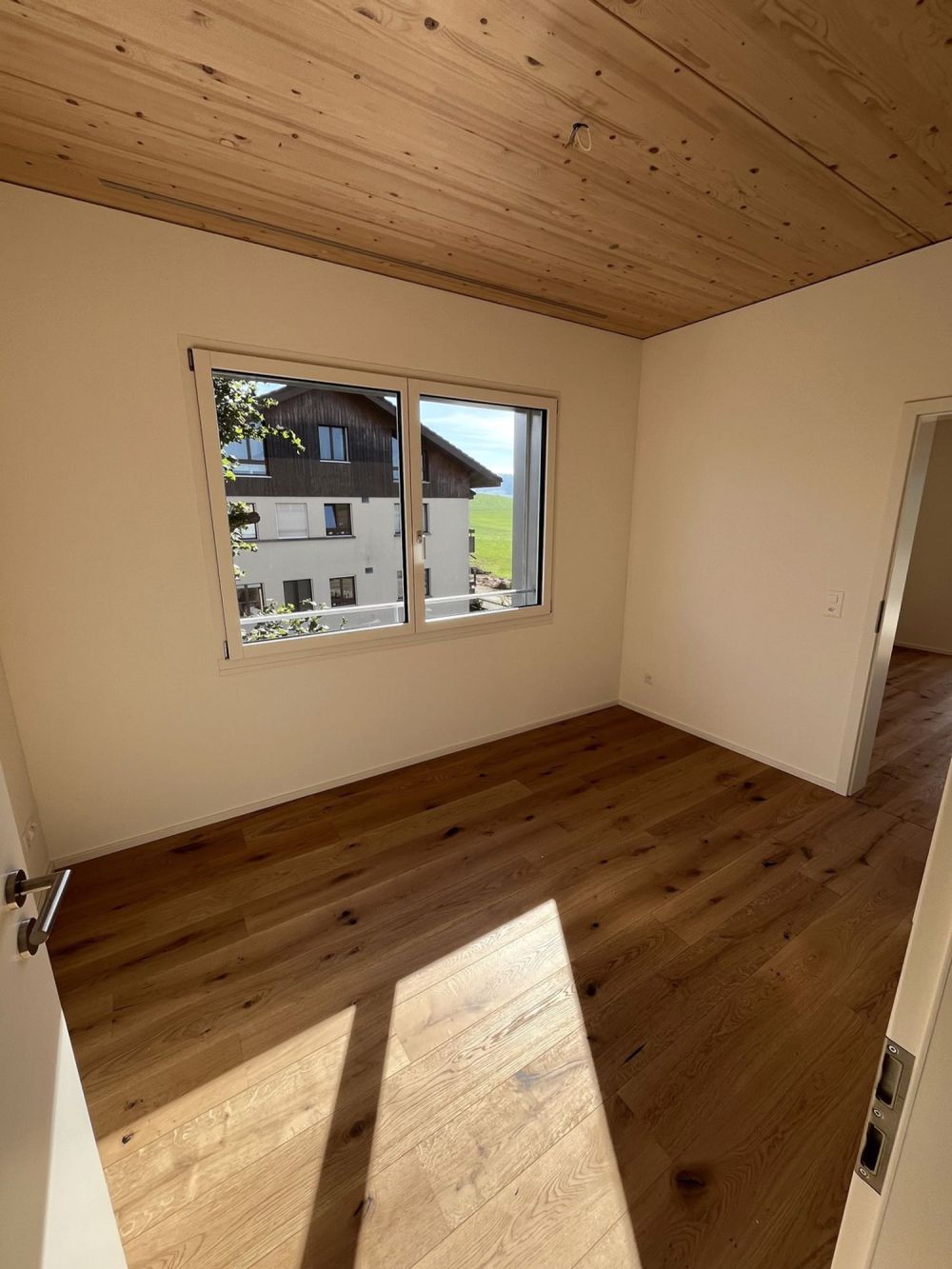 Exklusive 5½-Zimmer-Wohnung mit Weitsicht, Terrasse & Garten nur 12 Min. nach Bern - Bild 6