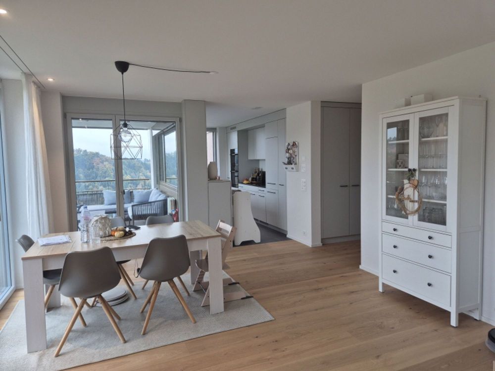 Willkommen an der Schädrütihalde 11 - Esszimmer und Küche möbliert