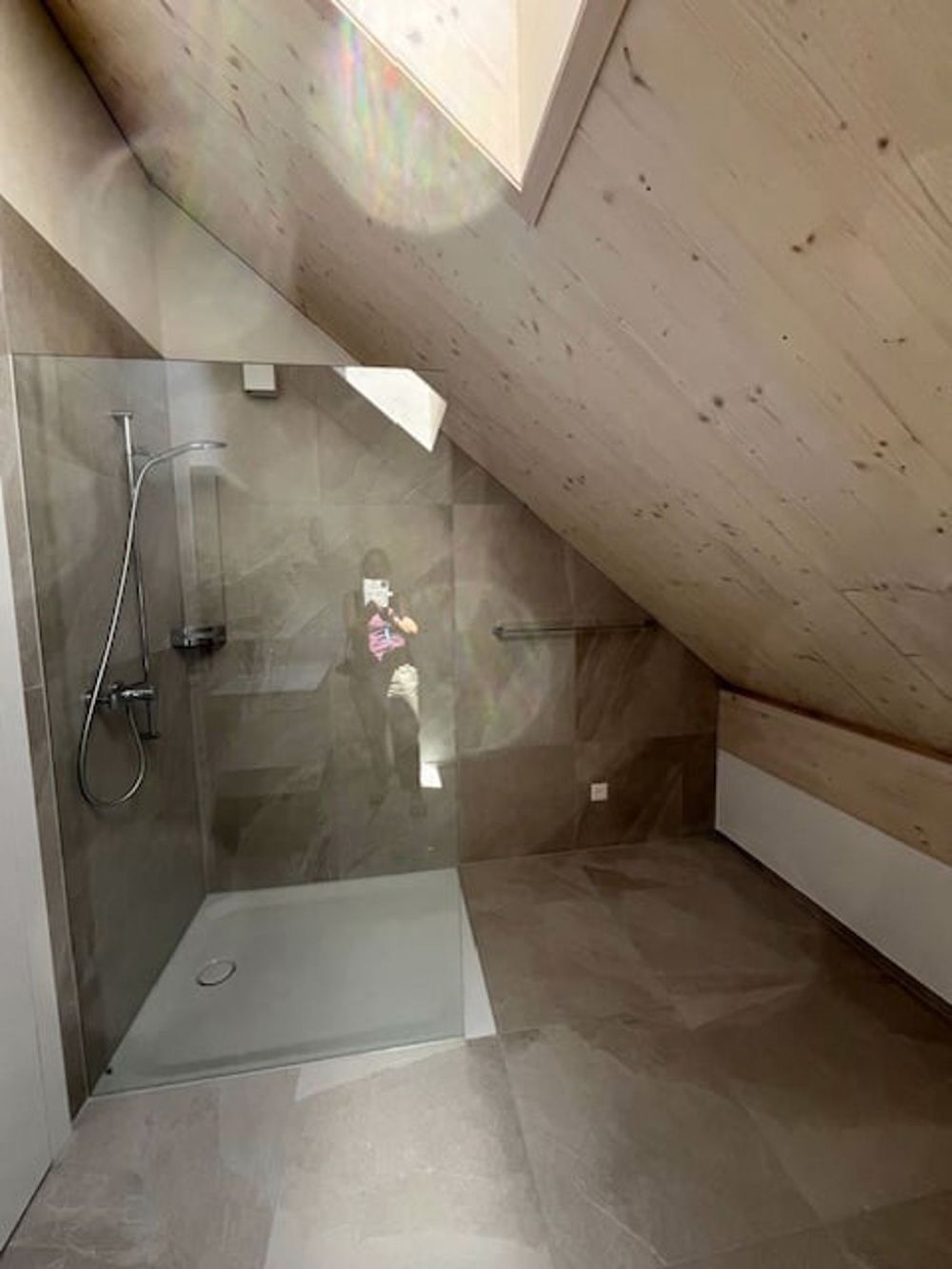 Moderne 3.5-Zimmer-Wohnung mit Panoramablick in Jonen - Bild 10