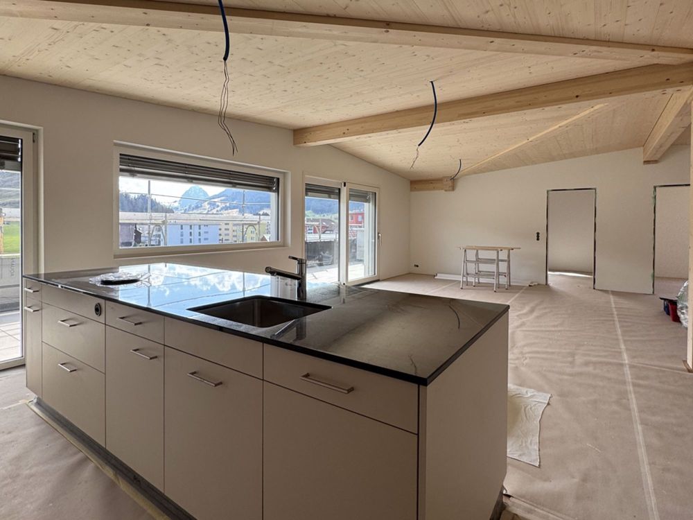 Erstvermietung - Dachwohnung mit Aussicht auf die Mythen - Küche / Essen / Wohnen