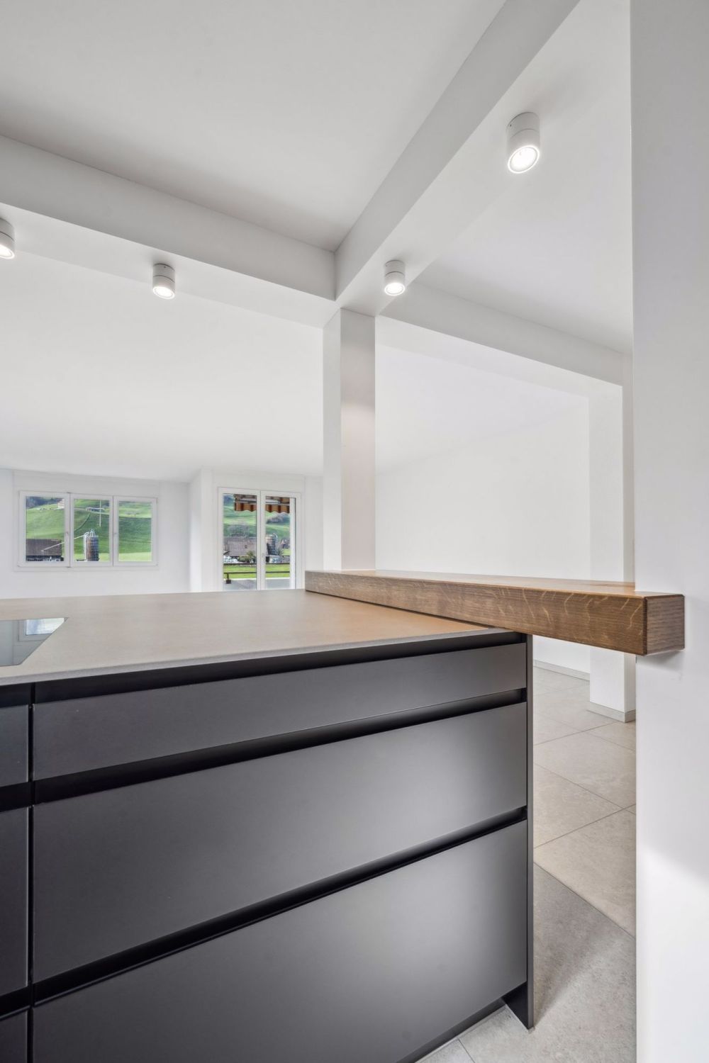 Helle, frisch sanierte 4.5-Zimmer-Wohnung mit traumhafter Weitsicht ins Grüne und in die Berge - Bild 3