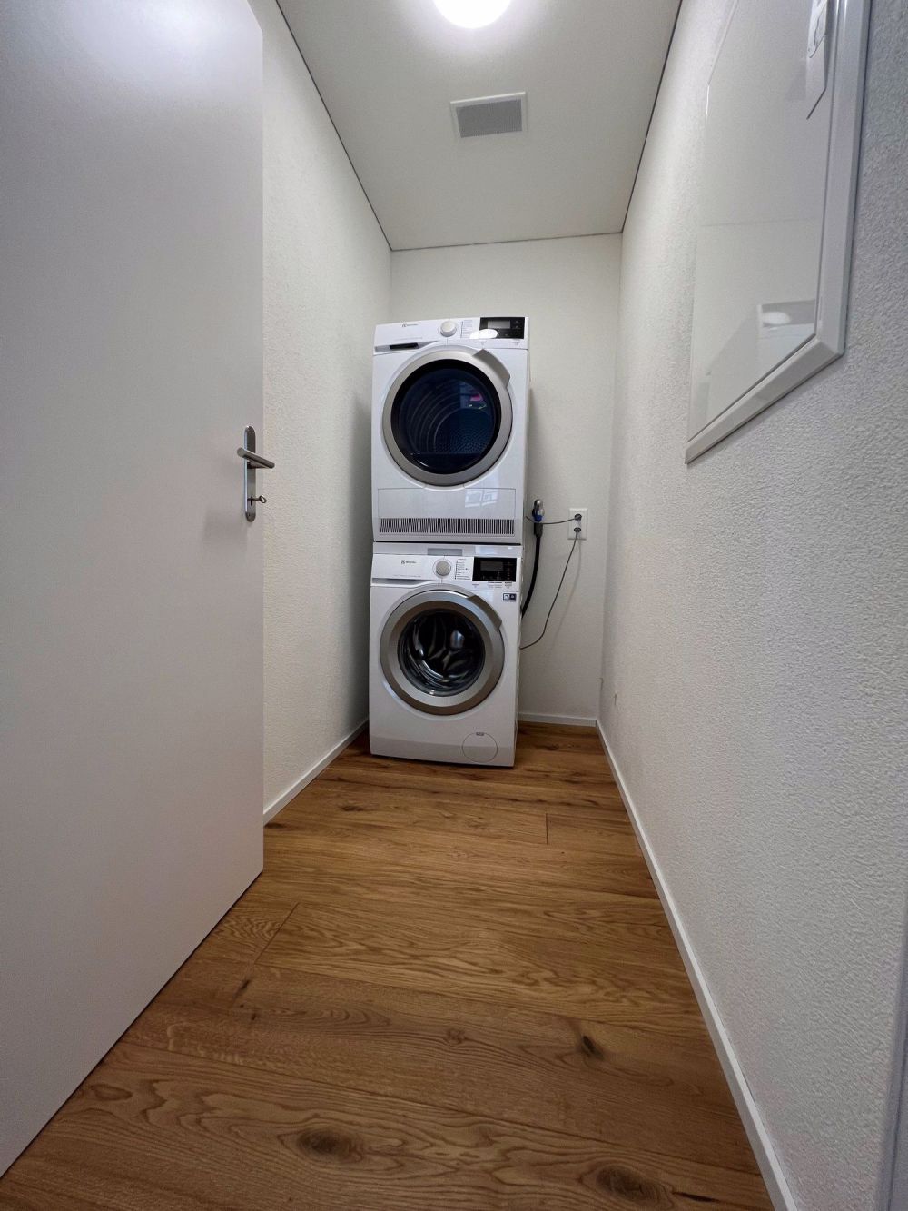 Wunderschöne 113m² Neubauwohnung im Fischermätteli - Reduit mit Waschturm