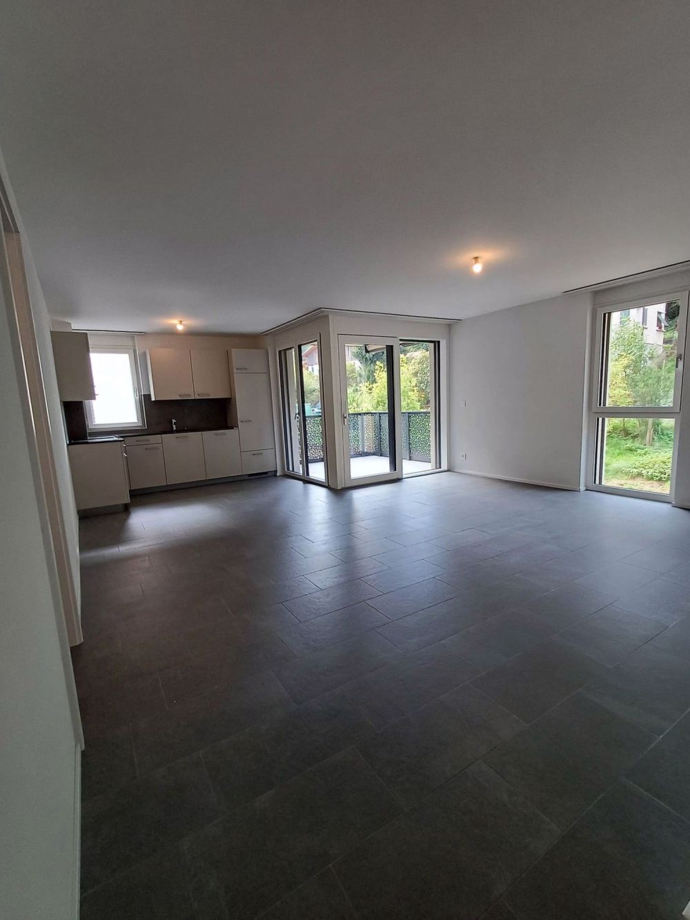 Neue 2½-Zimmer-Wohnungen von etwa 62 m² mit: - Eingang mit Einbauschränken - Gut ausgestattete offene Küche - Helles Wohnzimmer mit Zugang zum Balkon - Schlafzimmer - Badezimmer/WC mit Waschmaschine - Balkon - Bild 4