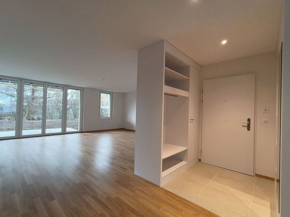 Erstvermietung einer 3.5 Zimmerwohnung in ruhigem Wohnquartier - Eingangsbereich_Wohzimmer.png