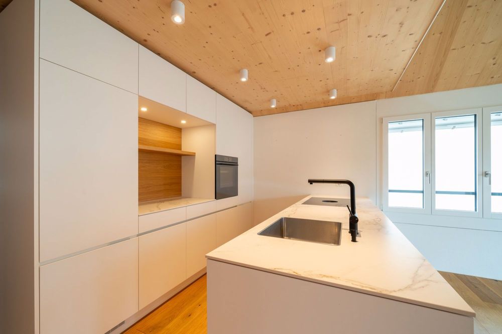 4.5 Zimmer-Maisonettewohnung mit viel Holz - Wohnoase in Einsiedeln - Bild 2