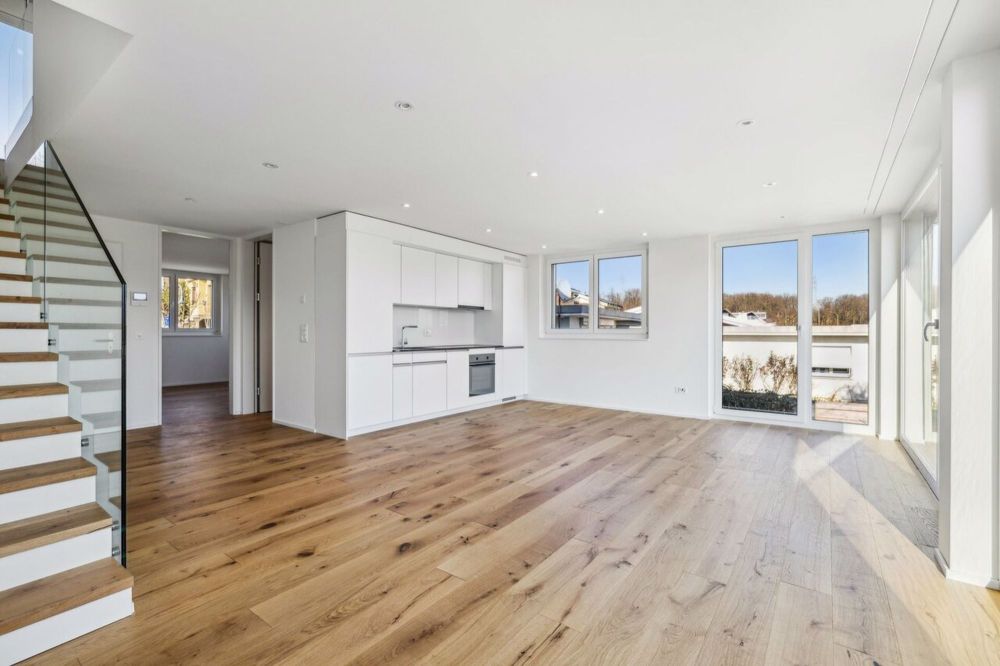 4.5-Zimmer Maisonettwohnung Erstvermietung - Küche mit Wohn- und Esszimmer