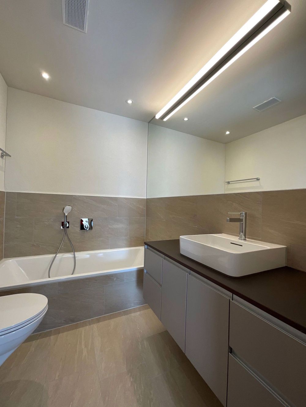 Atemberaubende Aussicht: NEUBAU 3.5-Zimmer-Attika-Wohnung mit 2 Terrassen - Bild 10