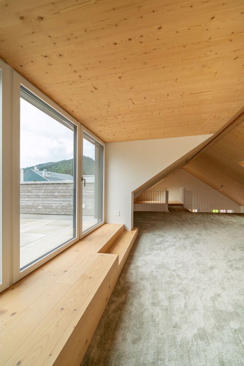 4.5 Zimmer-Maisonettewohnung mit viel Holz - Wohnoase in Einsiedeln - Bild 11
