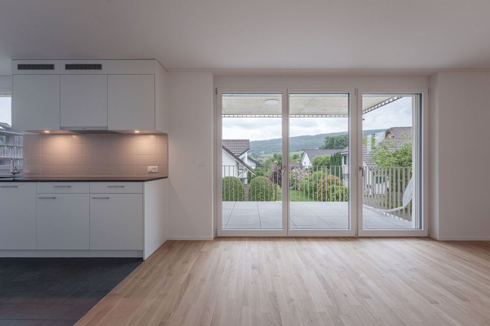 Moderne 2.5-Zimmer-Neubau-Wohnung mit Balkon in Niederweningen - Bild 4