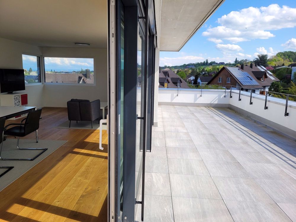 5,5 Zi.-Traumwohnung auf zwei Ebenen mit herrlichem Blick über Tägerwilen mit grosser Dachterrasse - Bild 2