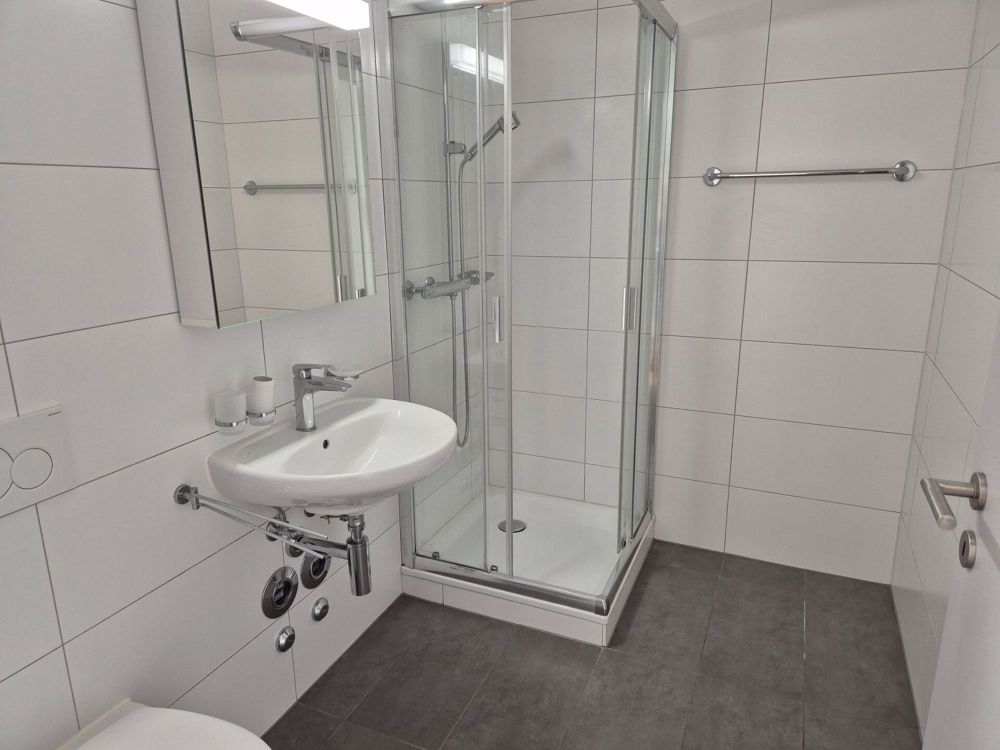 Moderne und helle Maisonette mit Blick auf den Bahnhof Morges - 10238-N11_40_2700-Sallededouche.jpg