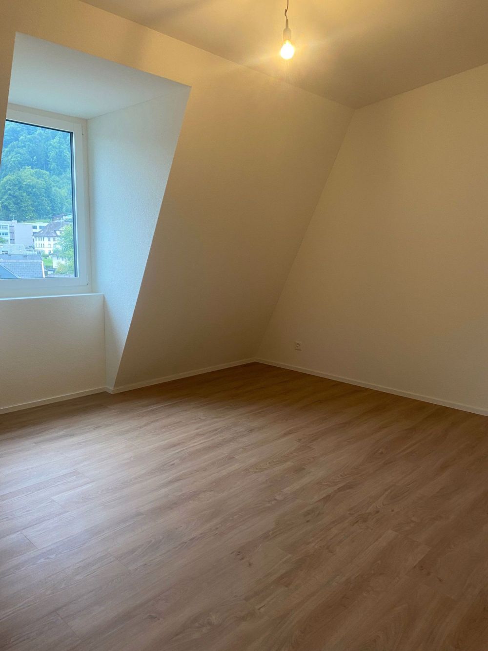 Erstvermietung nach Dachaufstockung - 2.5-Zimerwohnung mit grosszügigem Grundriss - Bild 8